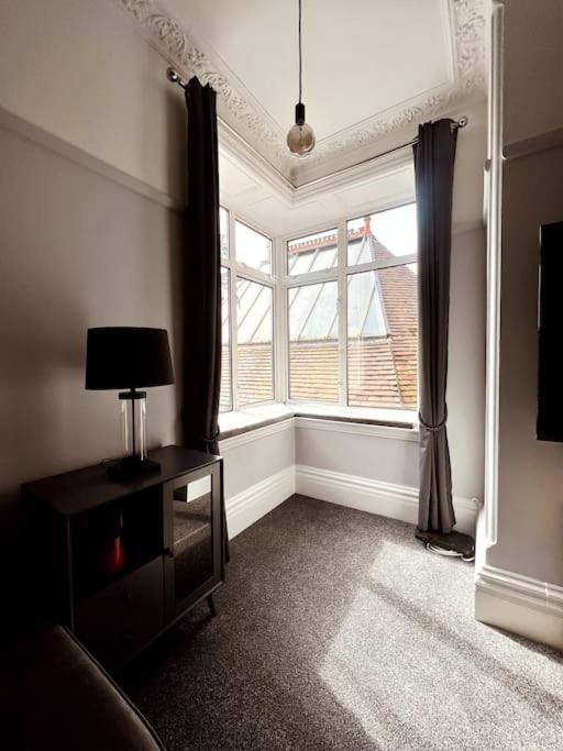 The Retreat - Large Luxury Apartment, Two Mins From Beach Bournemouth Buitenkant foto