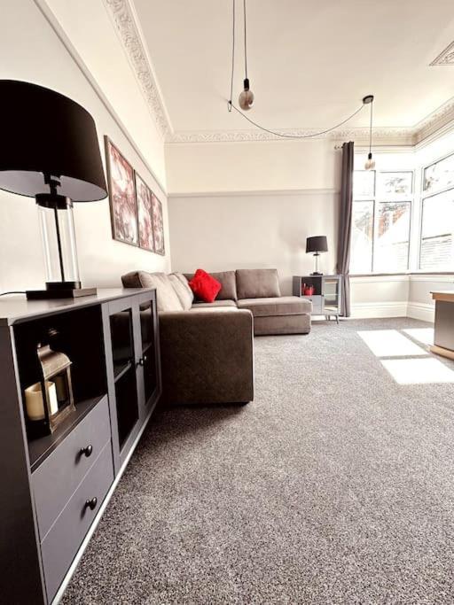 The Retreat - Large Luxury Apartment, Two Mins From Beach Bournemouth Buitenkant foto