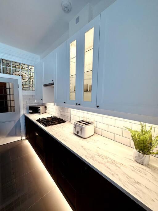 The Retreat - Large Luxury Apartment, Two Mins From Beach Bournemouth Buitenkant foto