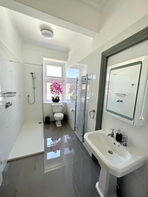 The Retreat - Large Luxury Apartment, Two Mins From Beach Bournemouth Buitenkant foto
